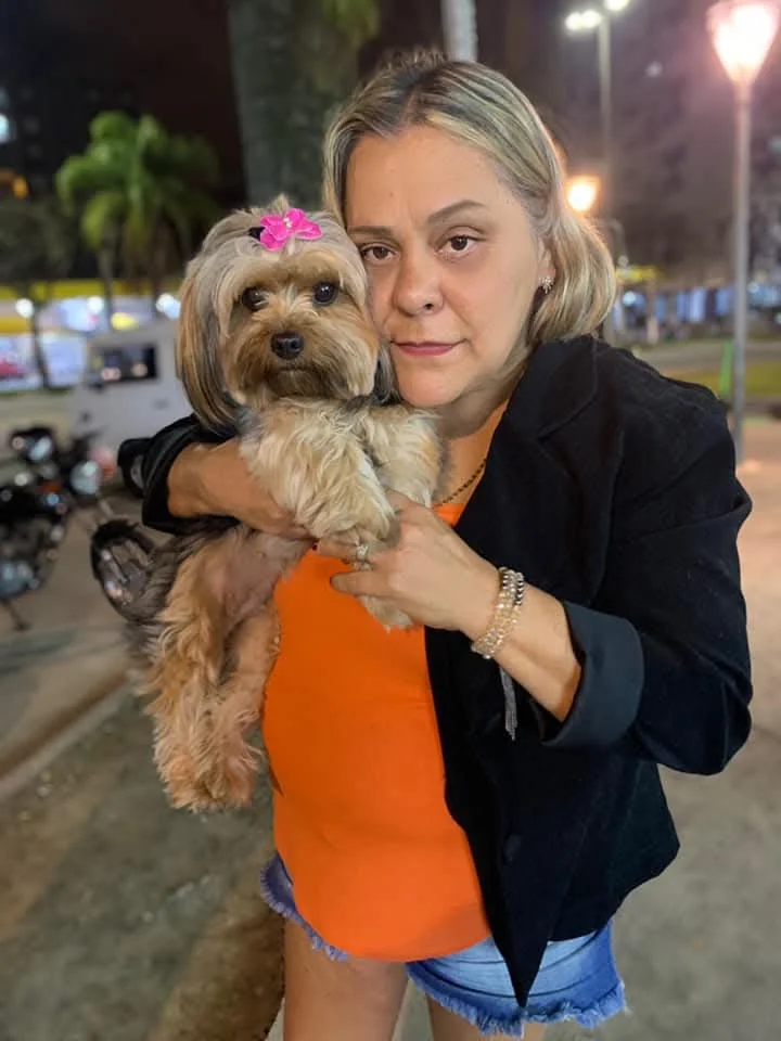 Eliana, fundadora da ONG Casa Branca, com filhotes resgatados